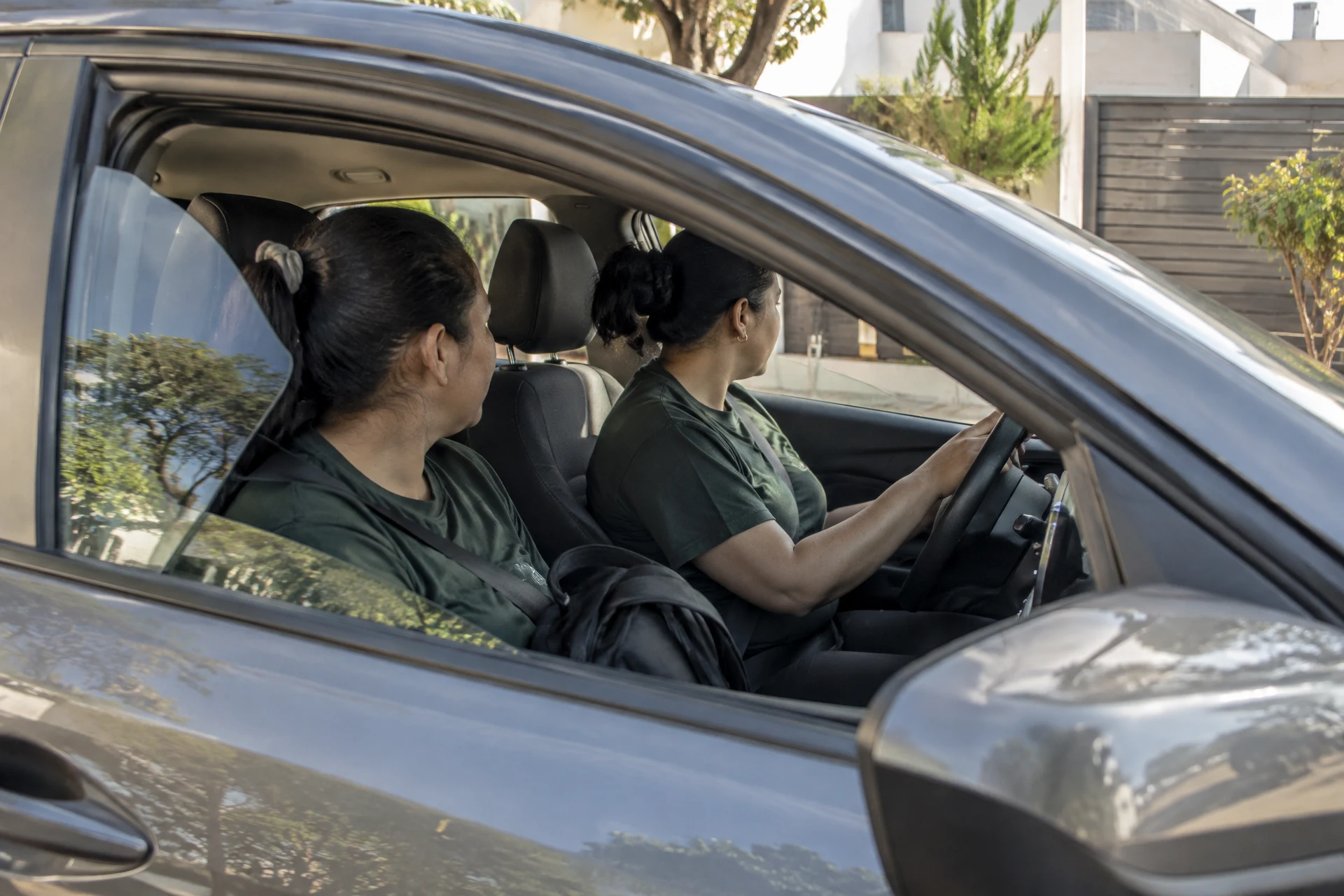 Duas profissionais da Bellagio Home a caminho do trabalho, de carro